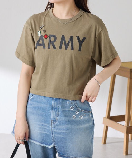 ROTHCO(ロスコ)の「Q.anos/ロゴTシャツ/ROTHCOコラボアイテム/先着ノベルティ付き(Tシャツ/カットソー・レディース・ベージュ/ネイビー・FREE)」の4枚目の写真