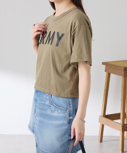 ROTHCO(ロスコ)の「Q.anos/ロゴTシャツ/ROTHCOコラボアイテム/先着ノベルティ付き(Tシャツ/カットソー・レディース・ベージュ/ネイビー・FREE)」の5枚目の写真