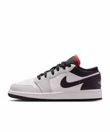 JORDAN BRAND(�W���[�_���u�����h)�̃G�A �W���[�_�� 1 LOW �W���j�A�V���[�Y / Air Jordan 1 Low Big Kids' Shoes 553560-045 Black(�X�j�[�J�[)
