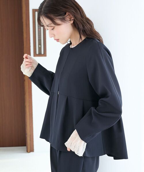 le.coeur blanc（ルクールブラン）の「ツインクロスノーカラーペプラムジャケット（ノーカラージャケット・レディース・ベージュ/ネイビー・38）」の19枚目の写真