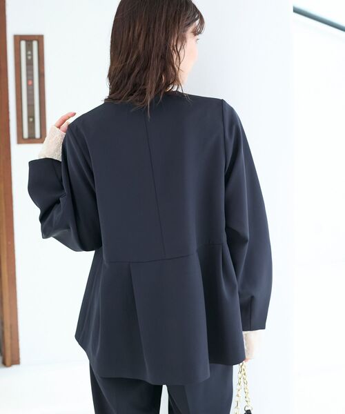 le.coeur blanc（ルクールブラン）の「ツインクロスノーカラーペプラムジャケット（ノーカラージャケット・レディース・ベージュ/ネイビー・38）」の18枚目の写真