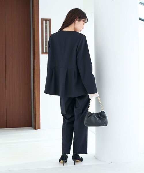 le.coeur blanc（ルクールブラン）の「ツインクロスノーカラーペプラムジャケット（ノーカラージャケット・レディース・ベージュ/ネイビー・38）」の10枚目の写真