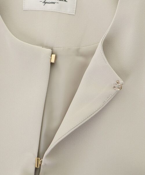 le.coeur blanc（ルクールブラン）の「ツインクロスノーカラーペプラムジャケット（ノーカラージャケット・レディース・ベージュ/ネイビー・38）」の5枚目の写真