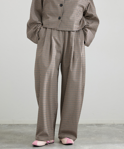 IENA(イエナ)の「THE M ワイドタックパンツ(その他パンツ・レディース・ベージュ系その他・34/36/38)」の1枚目の写真