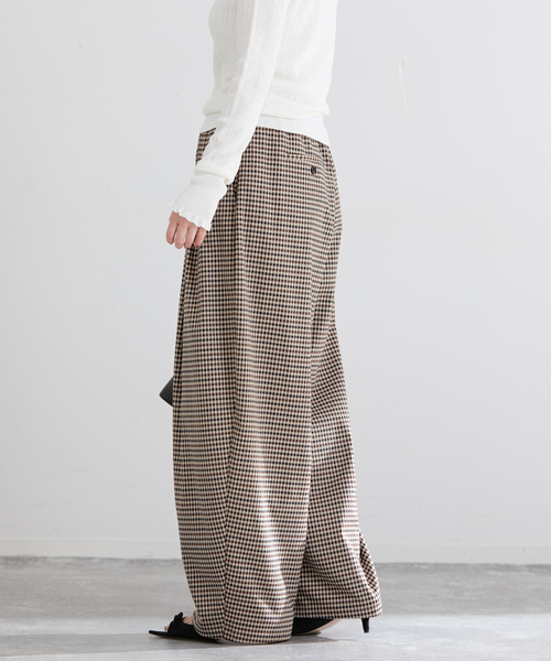 IENA(イエナ)の「THE M ワイドタックパンツ(その他パンツ・レディース・ベージュ系その他・34/36/38)」の15枚目の写真