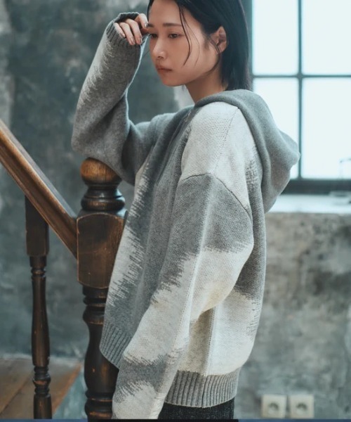 Etrarium（エトラリウム）の「静寂と青 Knit Zip Hoodie（ニット/セーター・レディース・グレー×ホワイト・FREE）」の2枚目の写真
