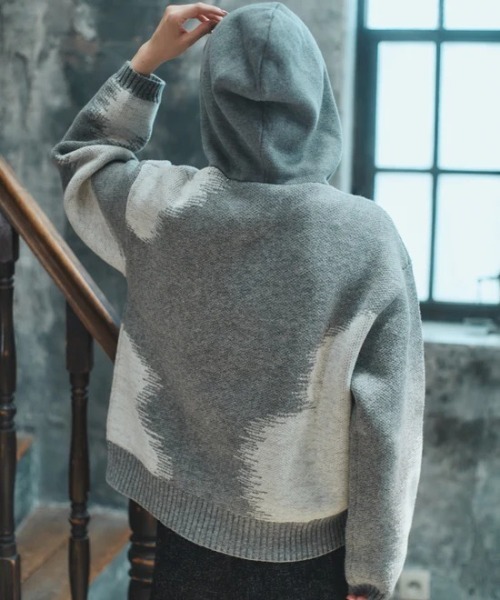 Etrarium（エトラリウム）の「静寂と青 Knit Zip Hoodie（ニット/セーター・レディース・グレー×ホワイト・FREE）」の4枚目の写真