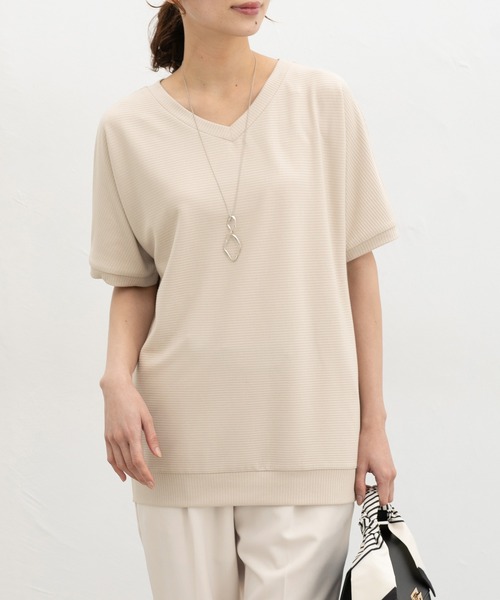 Honeys(ハニーズ)の「【ハニさら・接触冷感・UVカット・遮熱】アクセ付ドルマントップス(Tシャツ/カットソー・レディース・レッド/ベージュ/ネイビー/ブルーグリーン/ブラック/アイボリー/ブラウン・M/LL/L)」の4枚目の写真