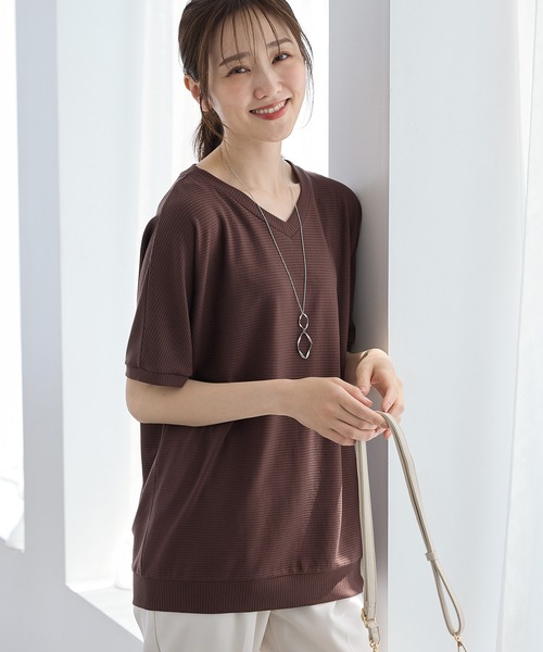Honeys(ハニーズ)の「【ハニさら・接触冷感・UVカット・遮熱】アクセ付ドルマントップス(Tシャツ/カットソー・レディース・レッド/ベージュ/ネイビー/ブルーグリーン/ブラック/アイボリー/ブラウン・M/LL/L)」の3枚目の写真