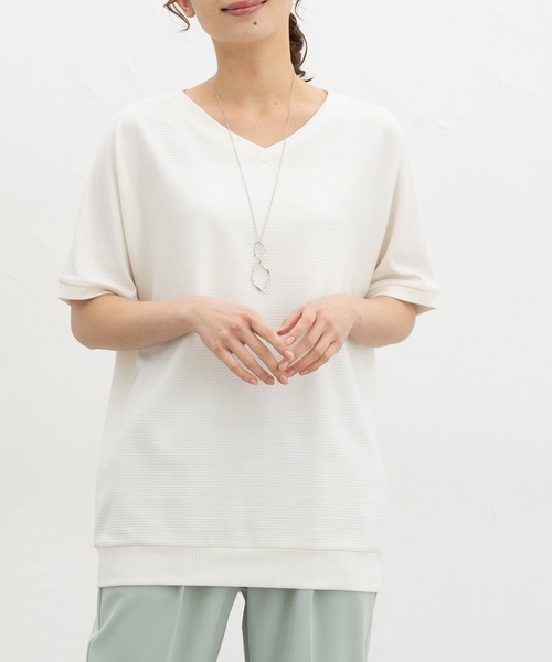 Honeys(ハニーズ)の「【ハニさら・接触冷感・UVカット・遮熱】アクセ付ドルマントップス(Tシャツ/カットソー・レディース・レッド/ベージュ/ネイビー/ブルーグリーン/ブラック/アイボリー/ブラウン・M/LL/L)」の2枚目の写真