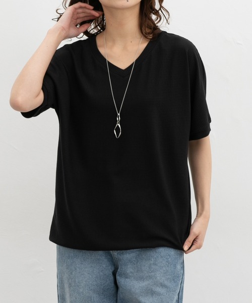 Honeys(ハニーズ)の「【ハニさら・接触冷感・UVカット・遮熱】アクセ付ドルマントップス(Tシャツ/カットソー・レディース・レッド/ベージュ/ネイビー/ブルーグリーン/ブラック/アイボリー/ブラウン・M/LL/L)」の1枚目の写真