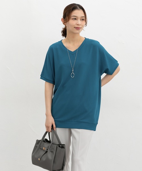 Honeys(ハニーズ)の「【ハニさら・接触冷感・UVカット・遮熱】アクセ付ドルマントップス(Tシャツ/カットソー・レディース・レッド/ベージュ/ネイビー/ブルーグリーン/ブラック/アイボリー/ブラウン・M/LL/L)」の21枚目の写真