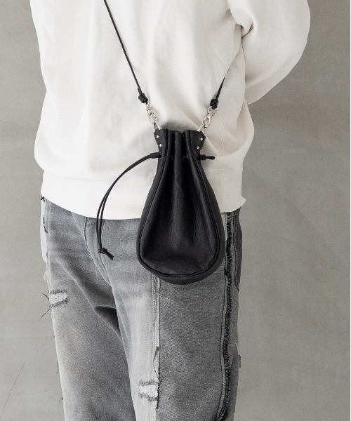 Senti(センティ)の「SENTI センティ / Dyneema Leather MEDICINE BAG M / 超軽量ダイニーマレザー メディスンバッグ M / 3039(ショルダーバッグ・メンズ・ブラック系その他/ブラック・FREE)」の2枚目の写真