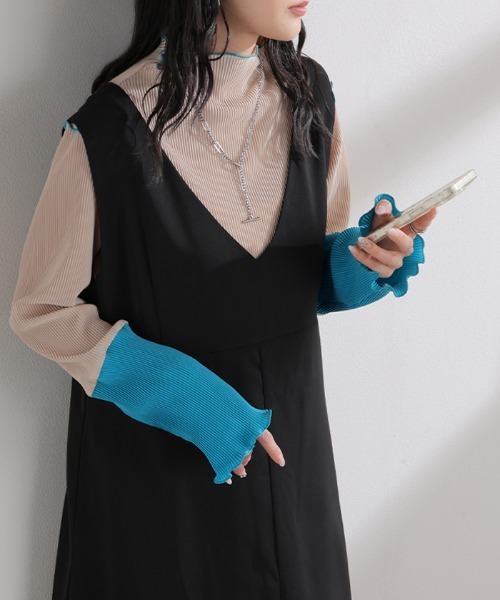 HUG.U(ハグユー)の「配色プリーツメロウトップス(Tシャツ/カットソー・レディース・ホワイト×グレー/ベージュ・FREE)」の1枚目の写真