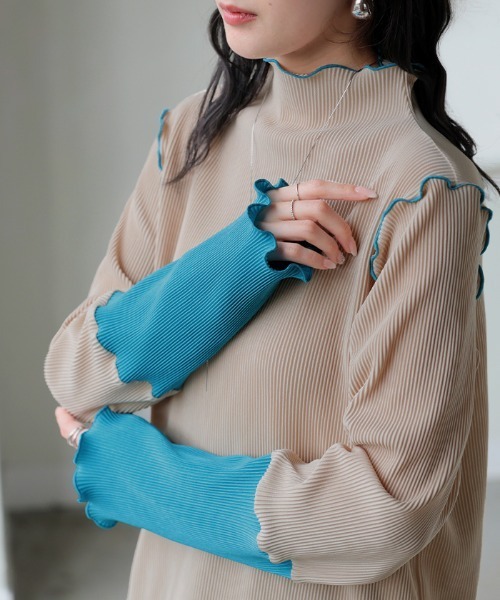 HUG.U(ハグユー)の「配色プリーツメロウトップス(Tシャツ/カットソー・レディース・ホワイト×グレー/ベージュ・FREE)」の4枚目の写真