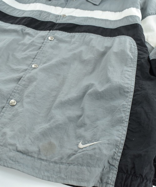 NIKE（ナイキ）の「【USED】90’s NIKE ナイロン コーチジャケット（ナイロンジャケット・メンズ・グレー・LARGE）」の2枚目の写真