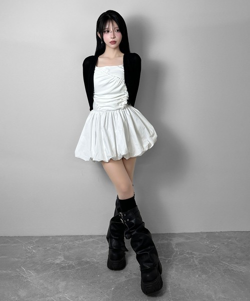 FOLLOWIN(フォロウィン)の「【バラマフラー付き】ギャザーラインバルーンミニワンピース(ワンピース・レディース・ブラック/ホワイト・FREE)」の14枚目の写真