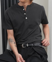 GLARE（グレア）の「【GLARE】クロップド ヘンリーネックTシャツ   短丈 ユニセックス   Cropped Henley-Neck T-Shirt（Tシャツ/カットソー）」