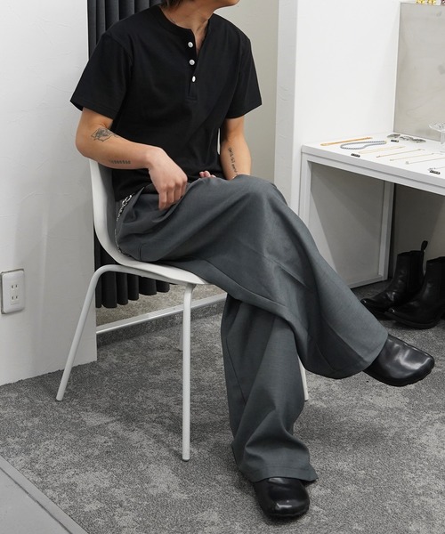 GLARE(グレア)の「【GLARE】クロップド ヘンリーネックTシャツ / 短丈 ユニセックス / Cropped Henley-Neck T-Shirt(Tシャツ/カットソー・メンズ・グレー/スミクロ/ナチュラル/ブラック・S/XL/L/M)」の8枚目の写真