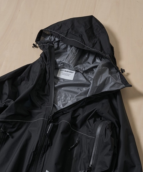 and wander（アンドワンダー）の「【and wander/アンドワンダー】3L UL rain jacket（ナイロンジャケット・メンズ・ブラック・M/L）」の2枚目の写真