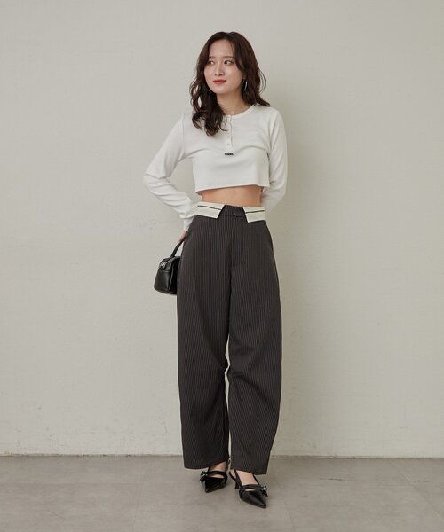mline（エムライン）の「[mline]ウエスト折り返し スラックスパンツ（その他パンツ・レディース・ブラック/チャコールグレー・1/2）」の3枚目の写真