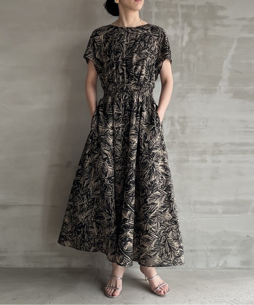 HELIOPOLE（エリオポール）の「PRINTED SEERSUCKER DRESS（ワンピース・レディース・ブラック/ライトグレー・38）」の2枚目の写真