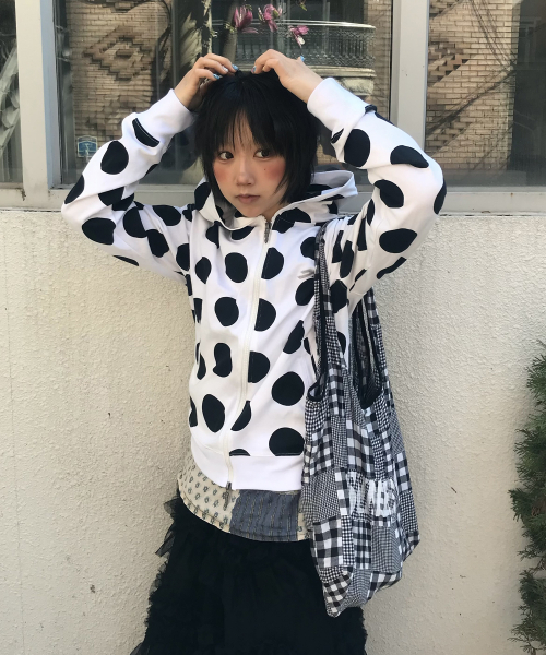 TANSANMAGNESIUM(タンサン マグネシウム)の「ドットパターンフードジップアップ(ホワイト/ブラック)(パーカー・レディース・その他・MENS/WOMENS)」の1枚目の写真
