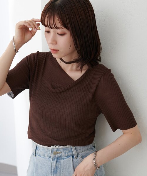 DISCOAT(ディスコート)の「【WEB限定】チョーカー付きアシメニットプルオーバー(ニット/セーター・レディース・ブラウン/サックスブルー/アイボリー/ブラック・MEDIUM)」の5枚目の写真