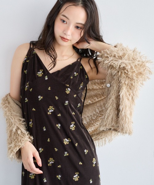 mysty woman(ミスティウーマン)の「フラッフィーVネックカーディガン 1054536(カーディガン/ボレロ・レディース・ベージュ/オフホワイト/ライトグレー/ブラウン・FREE)」の4枚目の写真