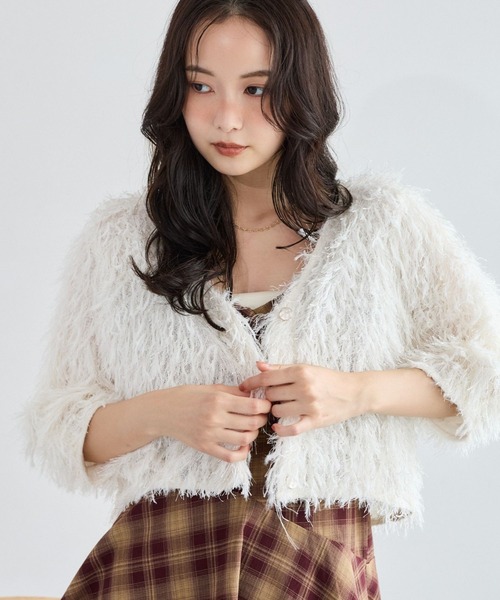 mysty woman(ミスティウーマン)の「フラッフィーVネックカーディガン 1054536(カーディガン/ボレロ・レディース・ベージュ/オフホワイト/ライトグレー/ブラウン・FREE)」の1枚目の写真