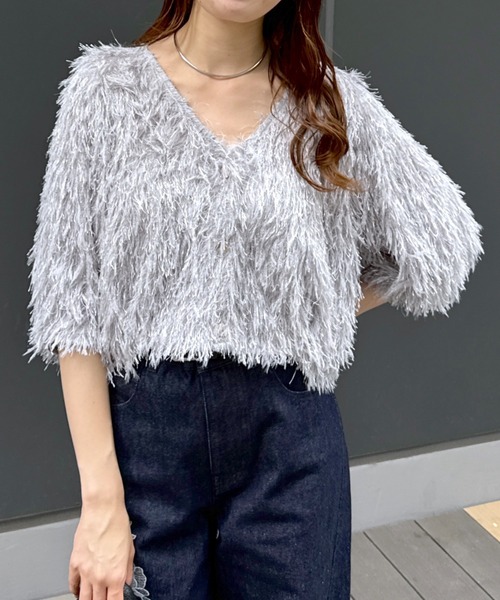 mysty woman(ミスティウーマン)の「フラッフィーVネックカーディガン 1054536(カーディガン/ボレロ・レディース・ベージュ/オフホワイト/ライトグレー/ブラウン・FREE)」の2枚目の写真