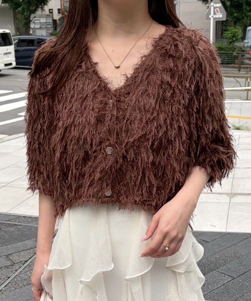 mysty woman(ミスティウーマン)の「フラッフィーVネックカーディガン 1054536(カーディガン/ボレロ・レディース・ベージュ/オフホワイト/ライトグレー/ブラウン・FREE)」の5枚目の写真