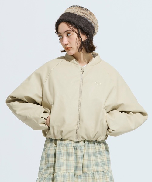 adidas(アディダス)の「プレザー ボンバー 合成ダウンジャケット / アディダスオリジナルス adidas Originals(ダウンジャケット/コート・レディース・カーキ・XX-LARGE/3XL/LARGE/MEDIUM/SMALL/X-LARGE/X-SMALL)」の1枚目の写真