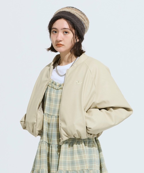 adidas(アディダス)の「プレザー ボンバー 合成ダウンジャケット / アディダスオリジナルス adidas Originals(ダウンジャケット/コート・レディース・カーキ・XX-LARGE/3XL/LARGE/MEDIUM/SMALL/X-LARGE/X-SMALL)」の2枚目の写真