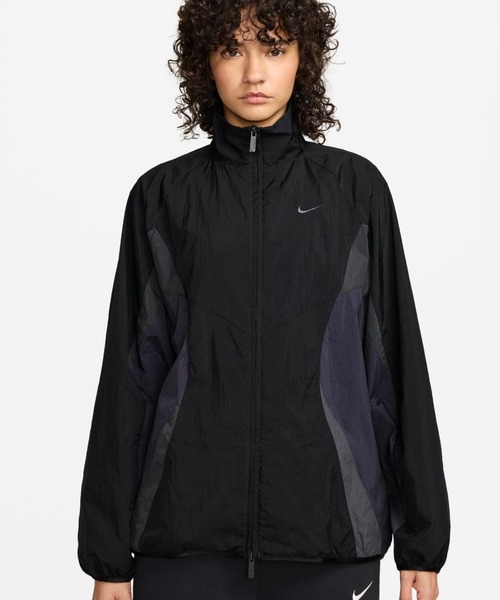NIKE（ナイキ）の「NIKE ナイキ ストリート トラック ジャケット（ナイロンジャケット・レディース・ブラック×グレー/ネイビー・M/L）」の2枚目の写真