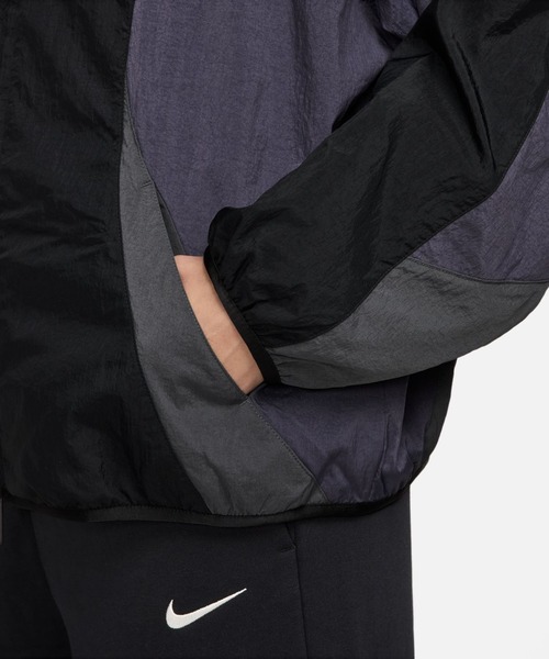 NIKE（ナイキ）の「NIKE ナイキ ストリート トラック ジャケット（ナイロンジャケット・レディース・ブラック×グレー/ネイビー・M/L）」の11枚目の写真