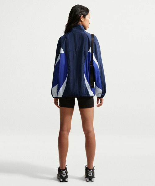 NIKE（ナイキ）の「NIKE ナイキ ストリート トラック ジャケット（ナイロンジャケット・レディース・ブラック×グレー/ネイビー・M/L）」の9枚目の写真
