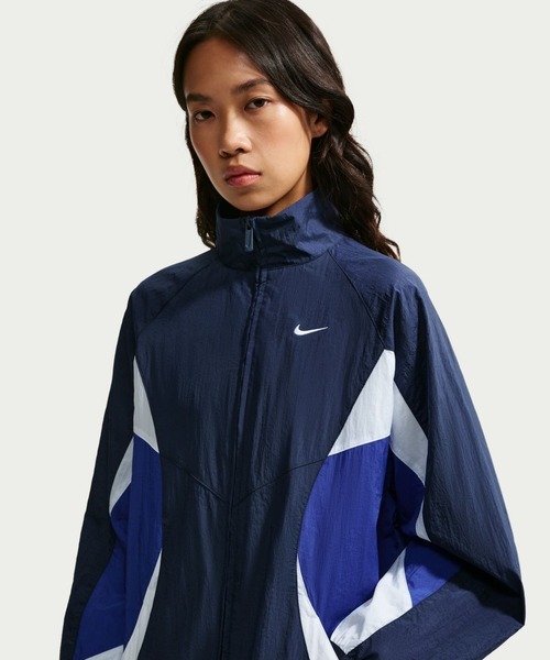 NIKE（ナイキ）の「NIKE ナイキ ストリート トラック ジャケット（ナイロンジャケット・レディース・ブラック×グレー/ネイビー・M/L）」の6枚目の写真