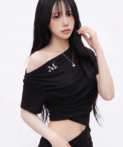 MUCENT(ムセント)の「A'GEM/9 × .kom 『MUCENT/ムセント』RIVA SHIRRING SLIT OFF SHOULDER HALF TEE/ リバシャーリングスリットオフショルダー半袖Tシャツ(Tシャツ/カットソー・レディース・ブラック/ホワイト・FREE)」の2枚目の写真