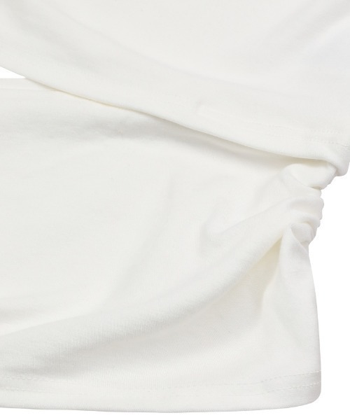 MUCENT(ムセント)の「A'GEM/9 × .kom 『MUCENT/ムセント』RIVA SHIRRING SLIT OFF SHOULDER HALF TEE/ リバシャーリングスリットオフショルダー半袖Tシャツ(Tシャツ/カットソー・レディース・ブラック/ホワイト・FREE)」の6枚目の写真