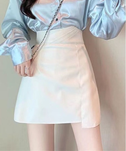 &soiree(アンドソワレ)の「アシンメトリーフェイクレザーミニスカート(スカート・レディース・アイボリー/ブラック・SMALL/MEDIUM/LARGE/X-LARGE)」の1枚目の写真