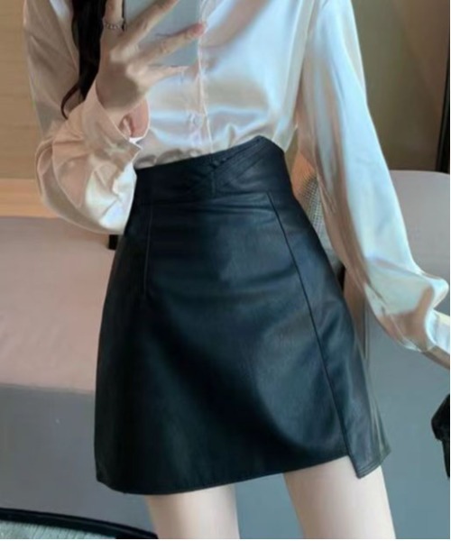 &soiree(アンドソワレ)の「アシンメトリーフェイクレザーミニスカート(スカート・レディース・アイボリー/ブラック・SMALL/MEDIUM/LARGE/X-LARGE)」の2枚目の写真