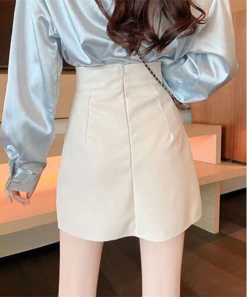 &soiree(アンドソワレ)の「アシンメトリーフェイクレザーミニスカート(スカート・レディース・アイボリー/ブラック・SMALL/MEDIUM/LARGE/X-LARGE)」の5枚目の写真