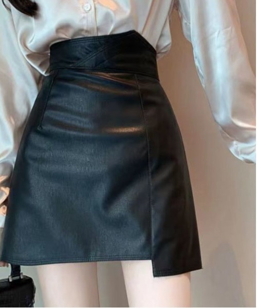 &soiree(アンドソワレ)の「アシンメトリーフェイクレザーミニスカート(スカート・レディース・アイボリー/ブラック・SMALL/MEDIUM/LARGE/X-LARGE)」の3枚目の写真