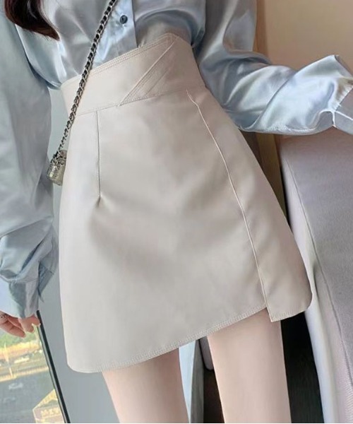&soiree(アンドソワレ)の「アシンメトリーフェイクレザーミニスカート(スカート・レディース・アイボリー/ブラック・SMALL/MEDIUM/LARGE/X-LARGE)」の4枚目の写真