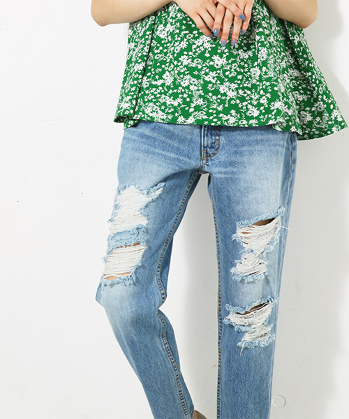 AZUL by moussy（アズールバイマウジー）の「アンクルテーパードデニム（デニムパンツ・レディース・ライトブルー・24inch/25inch/27inch/26inch）」の2枚目の写真