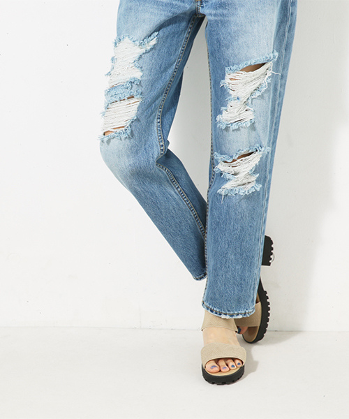 AZUL by moussy（アズールバイマウジー）の「アンクルテーパードデニム（デニムパンツ・レディース・ライトブルー・24inch/25inch/27inch/26inch）」の3枚目の写真