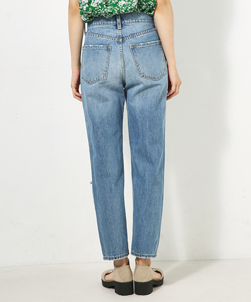 AZUL by moussy（アズールバイマウジー）の「アンクルテーパードデニム（デニムパンツ・レディース・ライトブルー・24inch/25inch/27inch/26inch）」の17枚目の写真