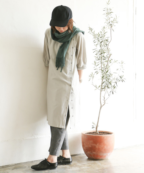 LBC（エルビーシー）の「アシンメトリーボタンワンピース（ワンピース・レディース・ライトグレー/ネイビー・M/L）」の2枚目の写真