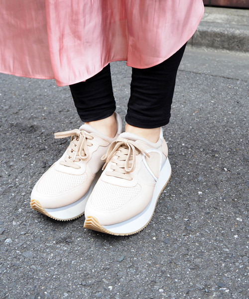 あしながおじさん（アシナガオジサン）の「〈あしながおじさん〉　厚底ワッペンスニーカー（スニーカー・レディース・ブラック/ホワイト/ベージュ・24.5cm/22.5cm/23.5cm/24.0cm/23.0cm）」の3枚目の写真